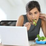 5 Tips Makan Sehat Saat Bekerja dari Rumah